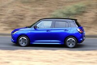 サイドビューでは、Cピラーでキックアップしていたベルトラインが後端まで一直線となり、ピラーに隠すように設けられていたドアハンドルが、ドアパネル側に移された。