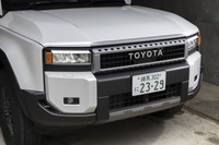 「VX」グレードはバンパーとグリルのプロテクターがシルバーに。ディーラーオプションによるヘッドランプの丸目化にも対応する。