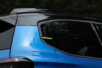 フロントバンパー下部に加え、Cピラー手前のリアクオーターウィンドウにもカラークリップが備わる。「ブライトブルー」(写真)と「ルージュエリクシール」の外装色にはイエローのカラークリップが、「ブルーモンテカルロ」と「ブランバンキーズ」にはレッドのカラークリップが組み合わされる。