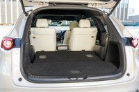 3列目シートの背もたれを倒した状態。写真のように、フラットな積載スペースが得られる。