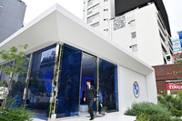 2023年7月14日から9月17日までの期間限定でオープンするFREUDE by BMW-THE GARDEN。表参道の交差点に面している。