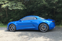 カタログモデルの導入が待ち遠しい「アルピーヌA110」。まずは限定車のステアリングを握ることで見えてきた第一印象を余すことなくお伝えします。(photo:CG)