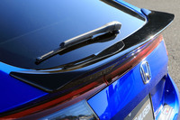 ハッチバックスタイルを強調するテールゲートスポイラー。ボディー同色に加えてブラック(写真)を用意している点も、無限の外装品としては新しい試みとなっている。