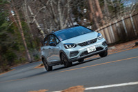 エンジンの変更により純ガソリン車のカタログ燃費は低下したものの、「e:HEV」の側については、大きな燃費の変化はない。「e:HEVクロスター」の場合、FFは27.1km/リッター(従来型:27.2km/リッター)、4WDは24.2km/リッター(同:24.0km/リッター)となっている(いずれもWLTCモード)。