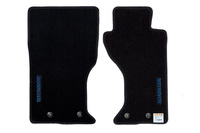 「990S」専用となるブルーステッチ/刺しゅう入り専用フロアマットはディーラーオプションで用意される。