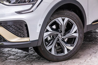 ウォームチタニウムアクセント付きの18インチアロイホイールを標準で装備。今回の試乗車は215/55R18 サイズの「クムホ・エクスタHS51」タイヤを組み合わせていた。