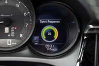 「スポーツレスポンスボタン」を押すと、最大で20秒にわたってエンジンのブースト圧が高められ、より鋭い加速が得られるようになる。