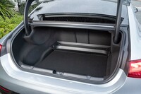 「EQS」がハッチバック車なのに対し、「EQE」は独立したトランクを持つスリーボックス車だ。容量は430リッターと、車格からすると少し控えめ。