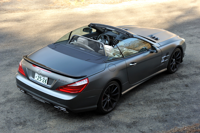 メルセデス・ベンツSL63 AMG
    ボディーサイズ:全長×全幅×全高=4645×1875×1300mm/ホイールベース:2585mm/車重:1880kg/駆動方式:FR/エンジン:5.5リッターV8 DOHC 32バルブ ツインターボ/トランスミッション:7AT/最高出力:564ps/5500rpm/最大トルク:91.8kgm/2250-3750rpm/タイヤ:(前)255/35ZR19 (後)285/30ZR20/車両本体価格:2036万5000円(消費税8%込み)