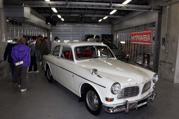 ボルボブースの一番人気は、1970年式の「アマゾン122S」。ボルボのクラシックガレージがリフレッシュを手がけた車両で、先日の「オートモビル カウンシル」でも展示されていたものだ。このほかにも、新型車では「XC40」や最近導入されたばかりの「V60クロスカントリー」を展示していた。