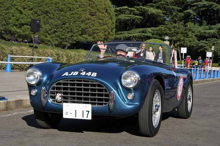 これも選ばれたオープンカーである1956年「ACエース ブリストル」。「ACコブラ」のベースになったモデルで、ブリストル製(もともとの設計はBMW)の2リッター直6エンジンを搭載。