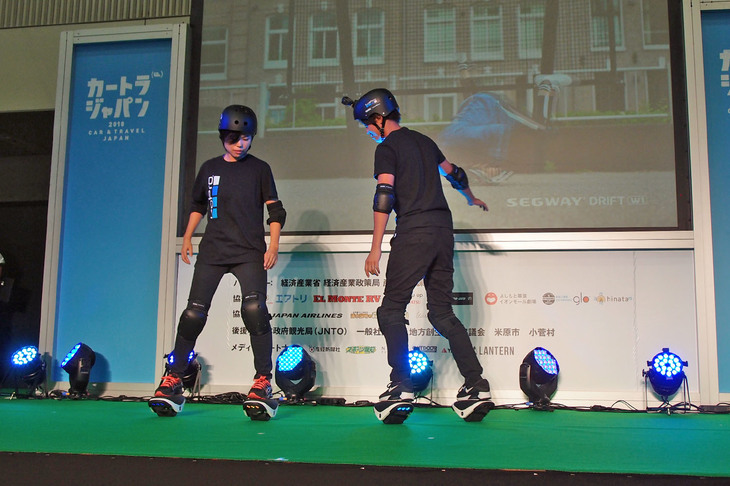 「カートラジャパン2018」の会場では、セグウェイの電動スケート「ドリフトW1」の発表会も開かれた。これは「電動式のローラースケート」とでもいうべき遊具で、国内では2018年10月中旬から5万9400円で販売される。