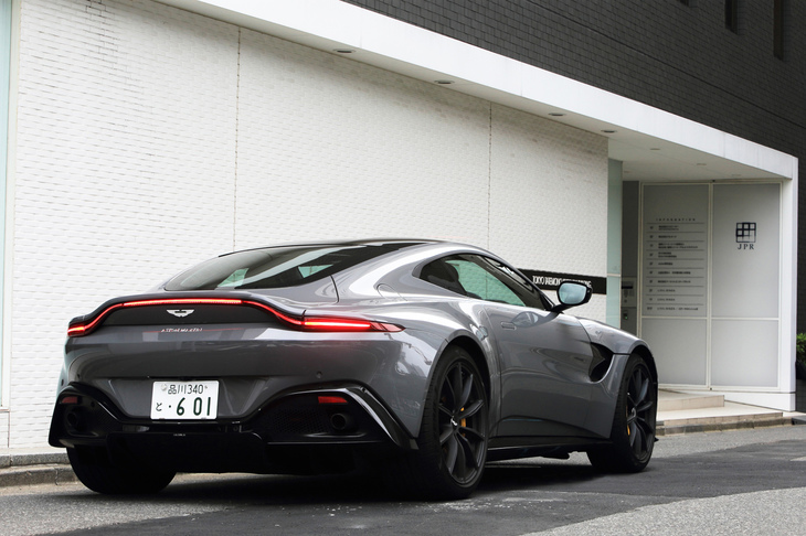 ボディーサイズは全長×全幅×全高=4465×1942×1273mm、ホイールベースは2704mmと、従来モデルよりひとまわり大きくなった。