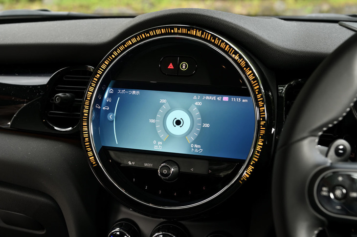 タッチ操作が可能な「8.8 インチワイドカラーセンターディスプレイ」を全車に標準装備。写真は「スポーツメーター」を表示した様子で、エンジン出力およびトルクに関する値が確認できる。