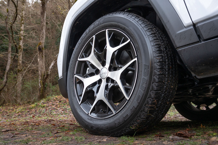 タイヤサイズは235/55R18。季節や路面状況を問わず高いトラクション性能を発揮する、マッド&スノータイヤが装備される。
