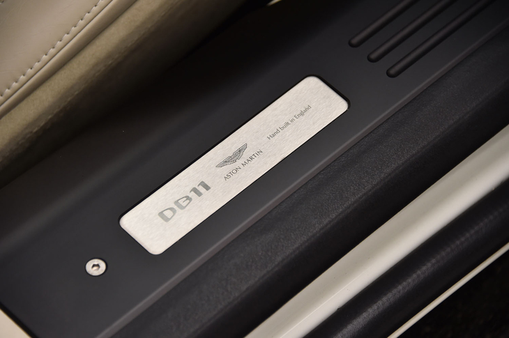 サイドシルには、車名のロゴが入ったドアシルプレートが装着される。