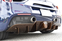 褐色に塗られたカーボンファイバー製リアディフューザー(写真)もオプションとして用意される。