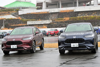 2台の「ZR-V」の向こうにたたずむ「アルカナ」。