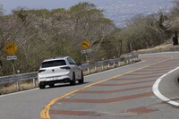 従来型とは打って変わって、大人な乗り味を取り戻していた「ゴルフGTI」。この際、速さやイバリは4WDの「R」に任せて、ぜひ素の状態でGTIのよさを味わってほしい。