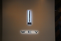 WEYのシンボルマークとロゴマーク。新興ブランドながら、高級な印象を受ける人は多いと思われる。