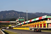 フェラーリがオーナーのムジェッロでは、フェラーリ1000戦目を記念したトスカーナGPが開かれた。F1初開催となった同コースは、起伏に富んだ風光明媚(めいび)な丘陵地につくられており、ダイナミックな複合コーナーなどを持ち合わせた、タフでトリッキーなサーキットとしてドライバーにも好評だった。アレクサンダー・アルボン(写真)は、ここで自身初表彰台となる3位でゴールした。(Photo=Getty Images / Red Bull Content Pool)