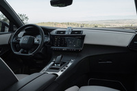 「DS 7エスプリ・ド・ヴォヤージュ」の内装。パールグレーのレザーシートとダッシュボードに、ブラックのドアトリムを組み合わせた2トーンインテリアが採用される。