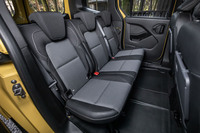 従来型と同じく後席は3座独立式。足もとや頭上の余裕は申し分ない。前席の背後にはドリンクホルダー付きのシートバックテーブルが装備されている。