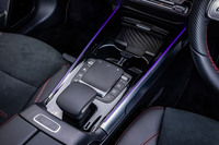 インフォテインメントシステム「MBUX(メルセデス・ベンツ・ユーザー・エクスペリエンス)」は、音声コマンドやタッチパッドを用いてコントロールできる。車両の充電状況や交通情報などを考慮し、充電を含めたルート案内を行う「Electric intelligenceナビゲーション」も組み込まれている。