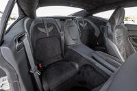 スペースはミニマムだが後席シートも備え、乗車定員は4人となる「DBSスーパーレッジェーラ」。後席のシートベルトは、車体中央部にショルダーアンカーが配置されている。