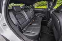 リアシートは表皮全面にTEPレザーが採用される。アニマルフリーの素材を用いたエコでサステイナブルなインテリアが、最新世代のルノー車に共通するコンセプト。TEPレザーは素材の10%がバイオテクノロジー由来のものとなる。