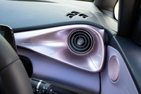 ダッシュボードに備わるエアアウトレットはタービン形状。形状だけでなく実際にかなりの強風が出るのが特徴で、吹き出し口のない後席にまできちんと風が届いた。