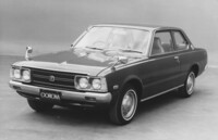 「トヨペット・コロナ1600 2ドア デラックス」。1973年に登場した5代目コロナに、歴代唯一存在した2ドアセダン。ボディーは全長約4.2m、2リッターエンジンも設定された国産最大の2ドアセダンだった。