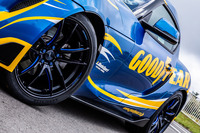 ブルーとイエローのグッドイヤーカラーをまとった「トヨタGRスープラ」の展示車両。フロントに255/35ZR19、リアに275/35ZR19サイズの「イーグルF1スーパースポーツ」が装着されていた。