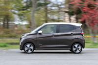 ボディーサイズは全長×全幅×全高=3395×1475×1640mm。四隅にタイヤを配した踏ん張り感のあるデザインを採用した。