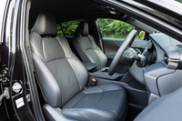 シート表皮は本革を採用。ヒーターとベンチレーションも標準装備だ。