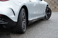 前輪と逆位相に10度まで切れる後輪操舵が標準装備。写真のように切れるだけあって最小回転半径は4.9mにおさまる。