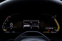 全車に標準で装備される10.25インチのフル液晶メーター。「G/L」グレードには、フロントガラス照射式のカラーヘッドアップディスプレイも装備される。