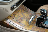 内装を日本の伝統技術で仕立てた「BMW X7」の限定車発売の画像