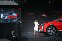 ナイトショールームの会場実演風景。プレゼンターはWeb経由で来た客からの要望に応えながら「エクリプス クロス」を見せていく。