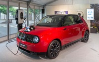 2020年に欧州で発売される予定の「ホンダe」(写真はプロトタイプ)。充放電対応型のピュアEVで、「Honda eMaaSシステム」の要素となることが期待されている。