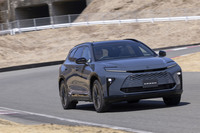 聞き込みによるとパワートレインの出力はプラグインハイブリッド車が「スポーツ」と同等で、ハイブリッド車はスポーツよりも強力だという。