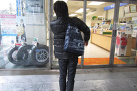 「トヨタ・アクア」の予約を一番乗りで果たすため、東京トヨペット浜田山店に並んだ筆者。