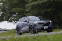 ばね定数をフロントで3%、リアで10%強化し、フロントはスタビのばね定数も15%強化。ダンパーの減衰力は前後とも専用にチューニングされている。