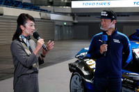 展示車両や装着タイヤの特徴についてリポートする、モータージャーナリストの藤島知子氏。