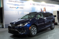 ミニバン「クライスラー・パシフィカ」のプラグインハイブリッド車。