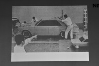 昨年のトークショーの際に澁谷さんが公開した、週刊誌に掲載されたという初代「ローレル」の1分の1クレイモデルを製作中のショット。「エラそうに指示しているのが私ですが、あくまで撮影用の演出です(笑)」と語っていたが、クレイを削っているモデラーのひとりが太田さんだったりして?