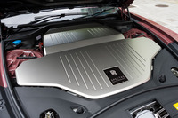 長大なボンネットの下はご覧のとおり。フロントトランクは設けられておらず、美しい金属パネルでふさがれていた。