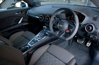 アルミニウムのパネルや「RS」のエンブレムでドレスアップされたインテリア。日本仕様は、ハンドル位置が左右から選べる。