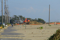 休日の朝だというのに、サーファーを含め、海にはすでに人の姿がちらほら。しかし、見ず知らずの他人にいきなり「ケータイ貸して!」と頼むのはつらい。