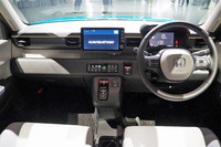 フラットなパネルを中心に構成される「N-ONE」のインストゥルメントパネルに対して「N-ONE e:」では、使いやすさとシンプルさを両立させたデザインを採用。収納スペースの豊富さも特徴として紹介される。